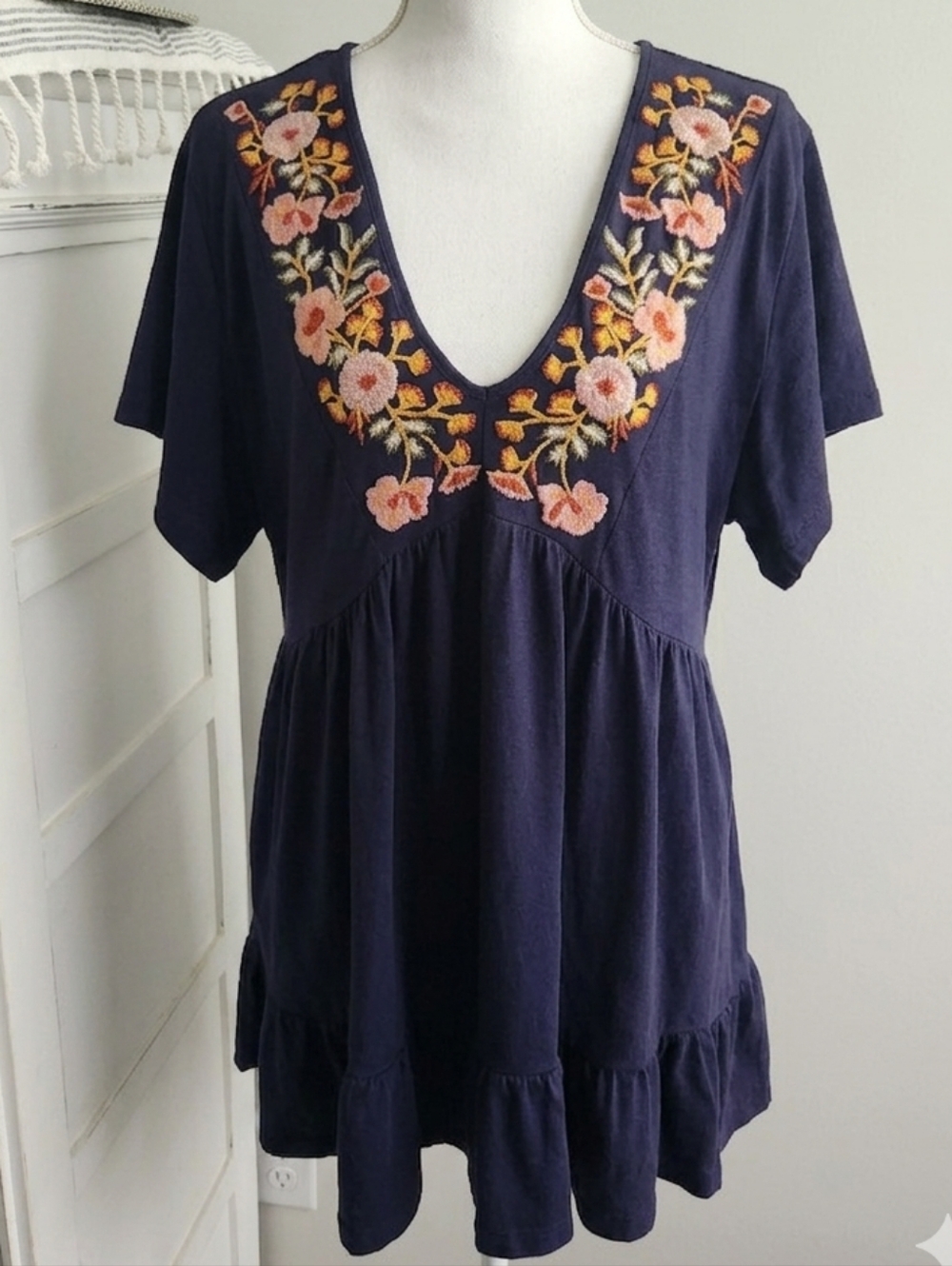 BEAUTIFUL MIDI DRESS WITH POCKETS AND EMBROIDERED FLOWERS AROUND V-NECK